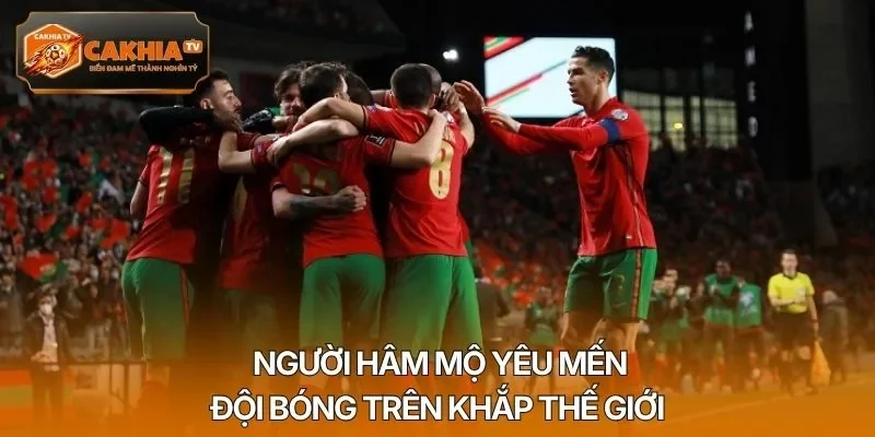 Người hâm mộ yêu mến đội bóng trên khắp thế giới